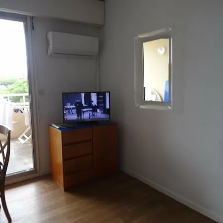 Apartment Appartement Hyeres, 1 Piece, 4 Personnes - Fr-1-335-139 *